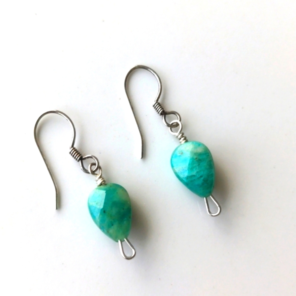 925 sterling silver dangle earrings with green emerald teardrop stones